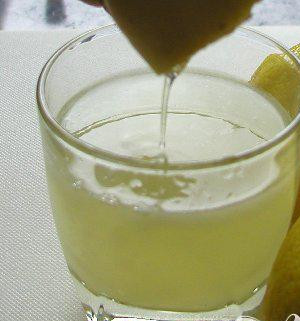 1. Этап. Алкогольный напиток с ежевикой: 2. Выжмите сок лимона с шейкер для коктейлей. Добавьте туда же ежевику и хорошенько смешайте, чтобы ягоды разбились. Добавить сироп и еще раз сильно смешать.