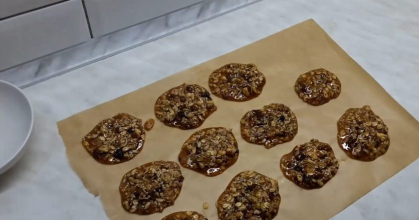 1. Этап. Конфеты с орехами, кунжутом, семечками и медом: 4. Выложите массу на пергаментную бумагу в форме кружочков и храните в холодильнике, когда застынут, переложив их пергаментной бумагой. Приятного аппетита!