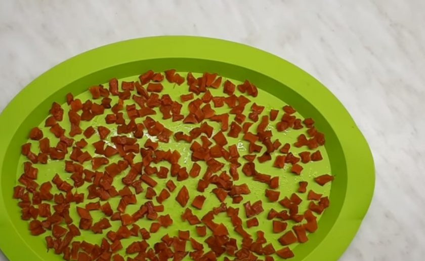 1. Этап. Вкусные цукаты из тыквы: 4. Затем выньте тыкву на сито, дайте ей стечь и выложите на покрытый пергаментом противень. Отправьте тыкву в разогретую до 100 градусов духовку на полтора часа (дверцу духовки приоткройте).