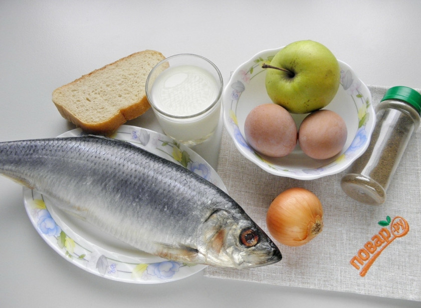 1. Этап. Форшмак из селедки классический: Подготовьте продукты — и приступим. Яйца отварите в течении 9 минут, остудите под ледяной водой и снимите скорлупу. Очистите луковицу.