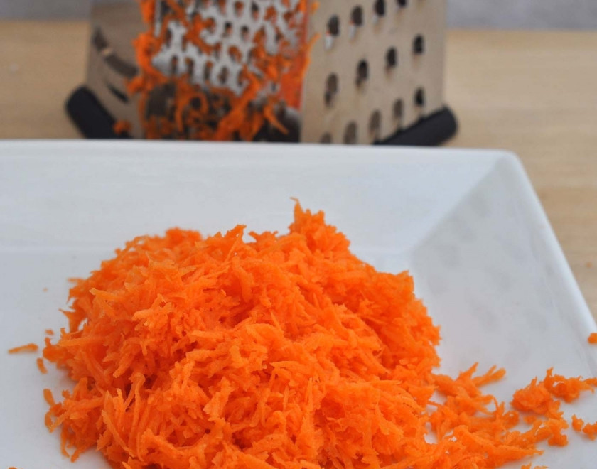1. Этап. Морковный торт простой: 2. Морковь очистите, вымойте и натрите на мелкой терке.