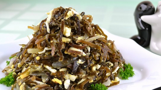 1. Этап. Морская капуста с яйцом: Блюдо подаем на красивой тарелке. Можно в качестве декора использовать свежую зелень. Приятного аппетита!