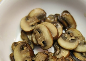 1. Этап. Суп с курицей и гречкой: Нарезаем грибы тонкими кусочками.