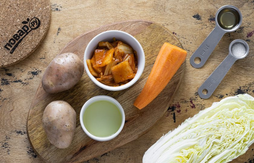 1. Этап. Рагу из кимчи: Подготовьте все ингредиенты.