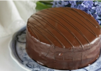 1. Этап. Торт Прага по ГОСТу: Торт ставим в холодильник, пусть застынет глазурь. А потом подаем к столу.