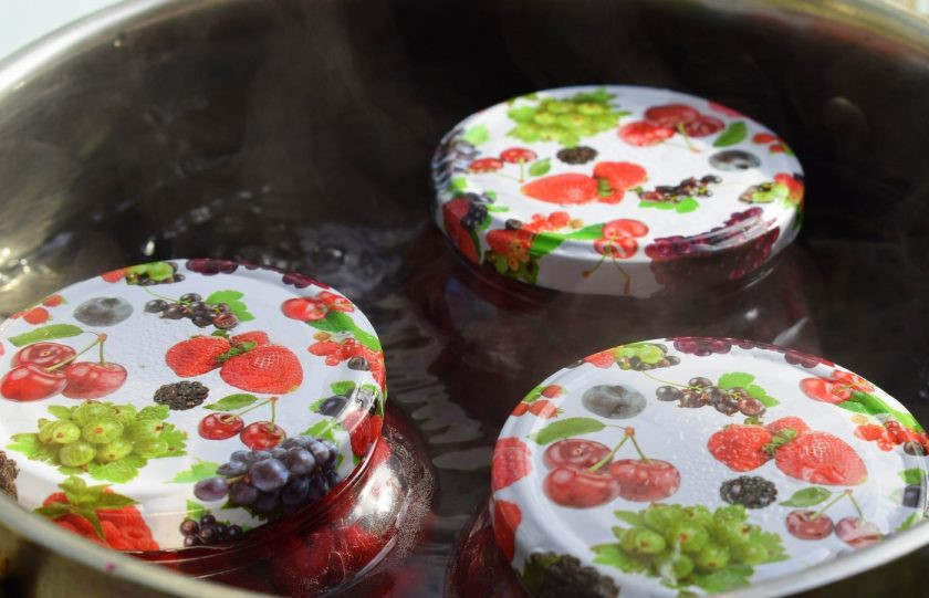 1. Этап. Малина в собственном соку на зиму: Ягоды пустили сок, уплотнились, в банке освободилось место. Переложите из одной банки ягоды с сиропом по остальным так, чтобы варенье заполнило банку под горлышко. При необходимости вытрите верх банки чистыми сухими салфетками. Банки прикройте чистыми крышками, поставьте в кастрюлю на плотную ткань. Залейте банки теплой водой до 