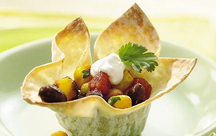 1. Этап. Корзинки Вон Тон: 4. Непосредственно перед подачей на стол наполните все корзиночки готовой смесью, полейте сметаной, украсьте листиком кинзы и сразу же подавайте к столу.