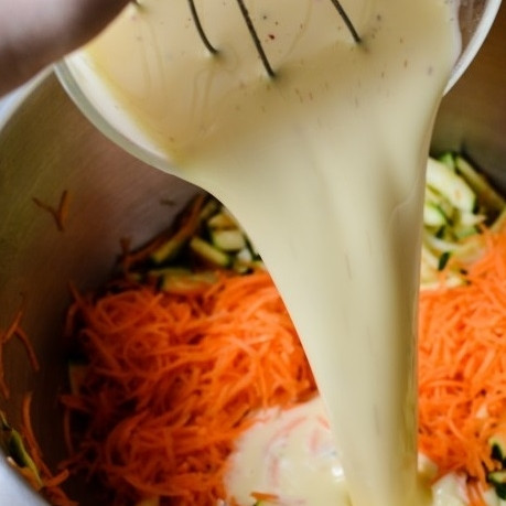 1. Этап. Овощные маффины: 4. Полученную смесь влейте в тертые овощи и перемешайте.