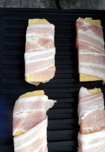 1. Этап. Полента в беконе на гриле: Выложить на горячий гриль.
