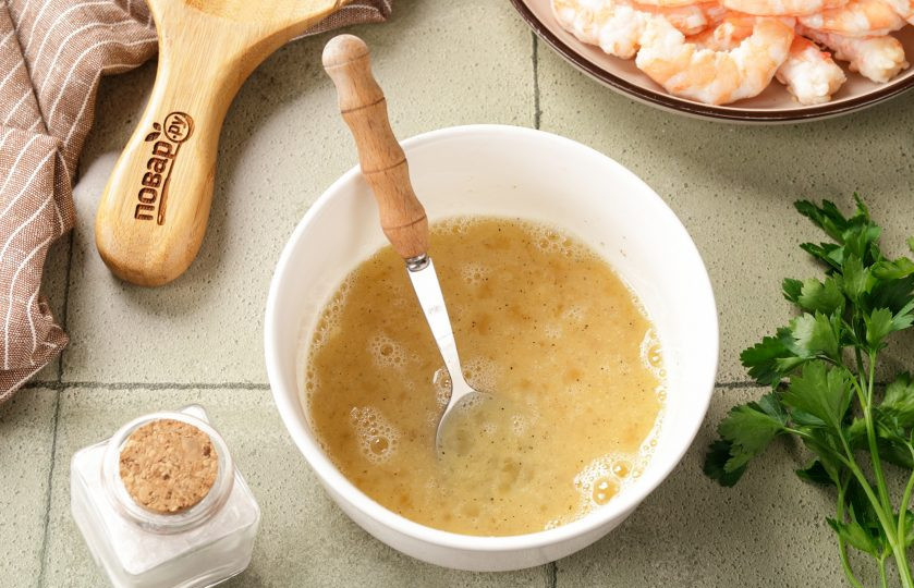 1. Этап. Креветки в панировке в аэрогриле: В миске взбейте яйца с перцем и солью.