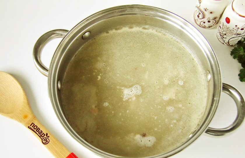 1. Этап. Борщ русский: Когда мясо будет готово, его необходимо извлечь и нарезать кусочками. Бульон процедить и добавить в него нарезанное мясо.