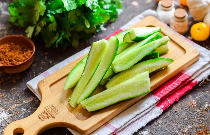 1. Этап. Пьяные огурцы: Огурцы заранее замочите в холодной воде на несколько часов. После просушите, обрежьте концы с обеих сторон. Нарежьте огурцы продолговатыми полосками, если они мелкие - оставьте целиком.