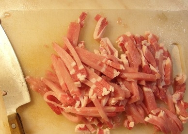 1. Этап. Свинина в кисло-сладком соусе с овощами: Мякоть свинины нарезаем тонкой соломкой.