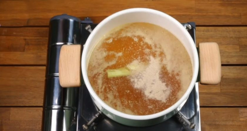 1. Этап. Суп с рисом и жареным яйцом: В кастрюлю отправьте куриный бульон, отправьте туда стебель лемонграса, который необходимо немного раздавить ножом.