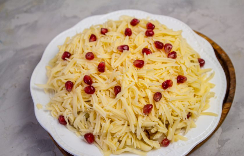 1. Этап. Салат Екатерина Мудрая: Салат украсьте зернами граната. Уберите в холодильник на пару часов пропитаться.