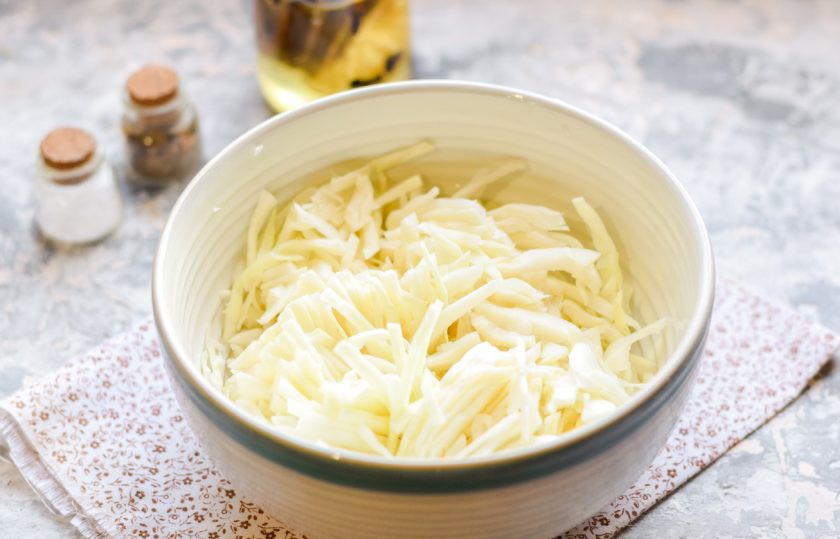 1. Этап. Простой салат из капусты на зиму: Капусту нарежьте небольшими полосками.