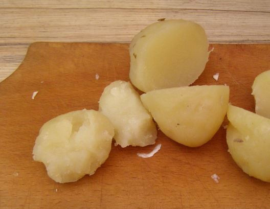 1. Этап. Фрикадельки грибные: Картофель варим в мундире и очищаем.