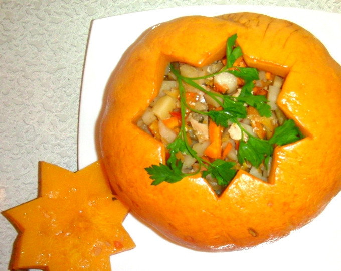 1. Этап. Куриное рагу в тыкве: По истечении указанного времени достаем тыкву с духовки, убираем фольгу, перекладываем тыкву на тарелку, открываем крышку и... вдыхаем наивкуснейший аромат нашего рагу.