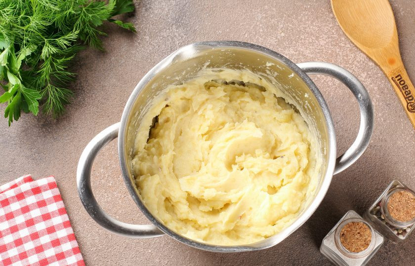 1. Этап. Картофельные пирожки с грибами: Перемешайте все ингредиенты.