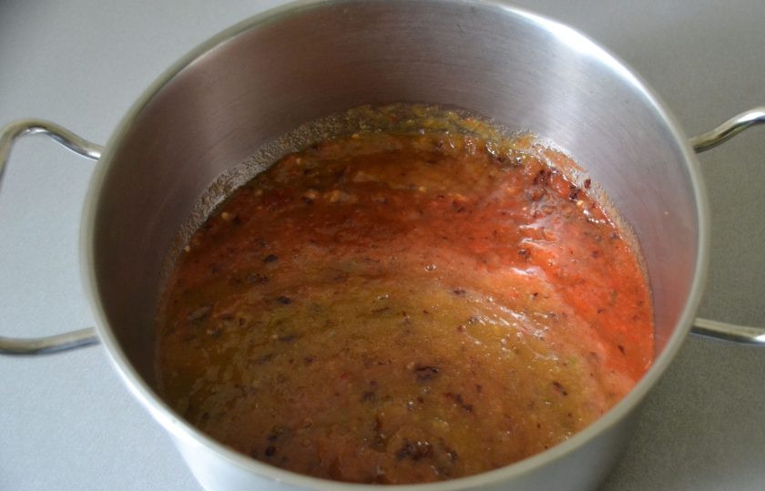 1. Этап. Кетчуп из слив: Перекрутите через мясорубку подготовленные сливы и перец, гвоздику можно тоже пропустить через мясорубку или растереть в ступке. Поставьте кастрюлю на небольшой огонь и доведите до кипения.