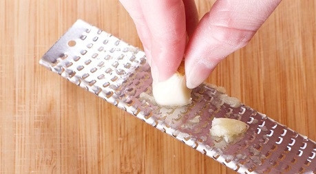 1. Этап. Курица на гриле с овощами и соусом барбекю: 2. Очистите и измельчите чеснок, добавьте к луку.