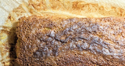 1. Этап. Лимонно-мандариновый миндальный пирог: Проткнуть пирог очень часто, влить потихоньку ещё горячий сироп, оставить для пропитки хотя бы на полчаса.