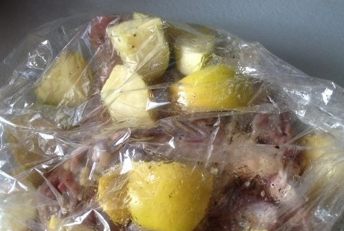 1. Этап. Индейка с яблоками в рукаве: 4. Положите в рукав маринованное мясо индейки и яблоки.