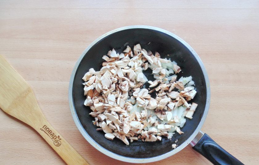1. Этап. Рыбные котлеты Каштаны: Шампиньоны очистите, помойте и мелко нарежьте. Выложите в сковороду. Репчатый лук очистите, помойте и тоже мелко нарежьте. Добавьте к грибам.