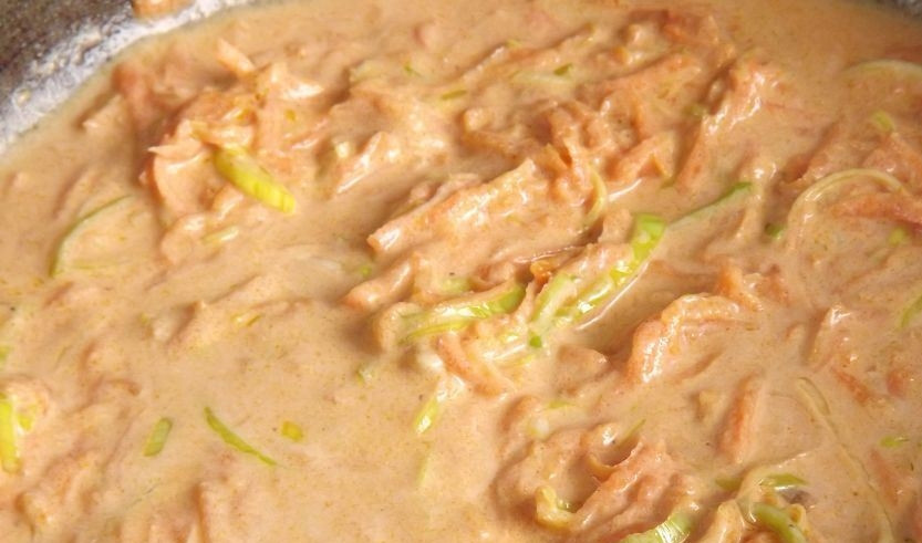 1. Этап. Простой рецепт ленивых голубцов: Для соуса в сковороде, в которой жарились голубцы, пассеруйте натертую на терке морковь, добавьте соль, специи, томатную пасту, сметану, воду и тушите десять минут. В конце добавьте зеленый лук.