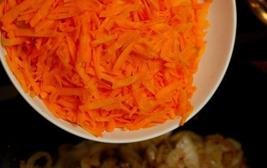 1. Этап. Плов узбекский: 7. Добавьте морковь и жарьте еще минут 5.