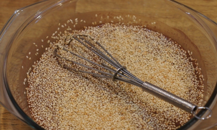 1. Этап. Торт с клубникой в мультиварке: Добавляем кунжут.