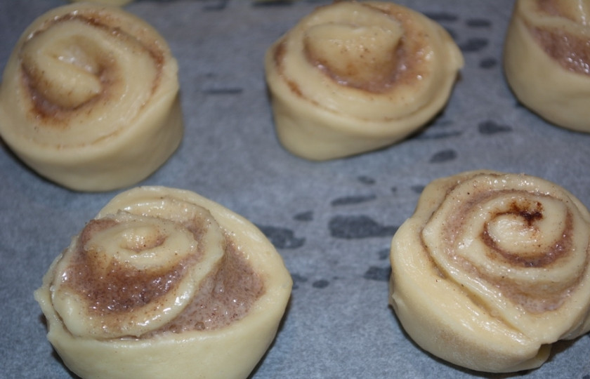 1. Этап. Плюшки с сахаром из дрожжевого теста: Высадите плюшки на лист бумаги для выпечки. Разогрейте духовку до 200 градусов.