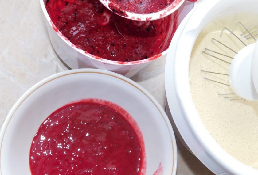 1. Этап. Крем-мёд с ягодами: Ягоды измельчаем блендером в пюре и протираем через сито, удаляя косточки, если они имеются. У меня в ягодах есть малина и косточки просто необходимо удалить. Затем вмешиваем ягодное пюре в взбитый мед.