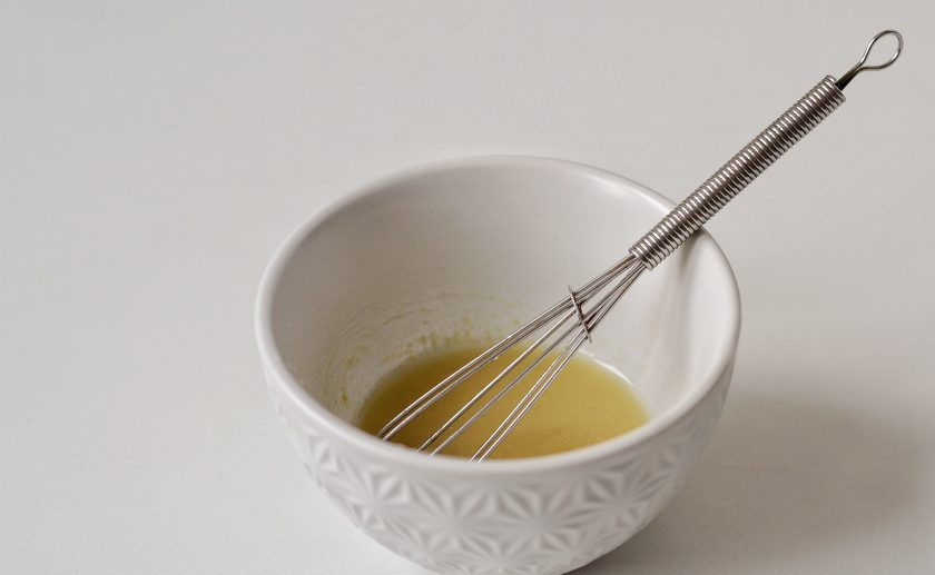 1. Этап. Слоеный винегрет: Для заправки смешайте лимонный сок, горчицу и масло. Посолите по вкусу.