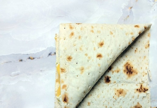 1. Этап. Треугольники из лаваша с начинкой: Еще раз свернуть.