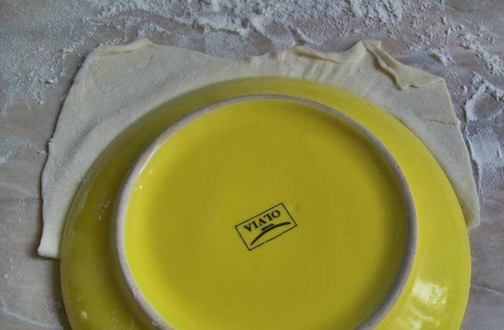 1. Этап. Чебуреки по-гречески: 3. Закройте начинку второй половиной раскатанного теста и обрежьте при помощи обычной тарелки. Если у вас есть специальный нож для чебуреков - воспользуйтесь им.