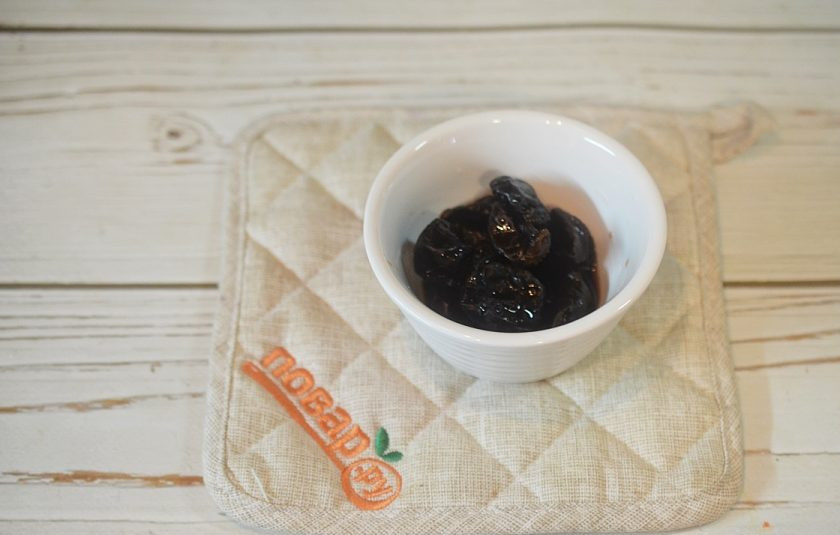 1. Этап. Баранина в пиве с пряными сливами: 3. Чернослив помойте и залейте смесью портвейна и уксуса.