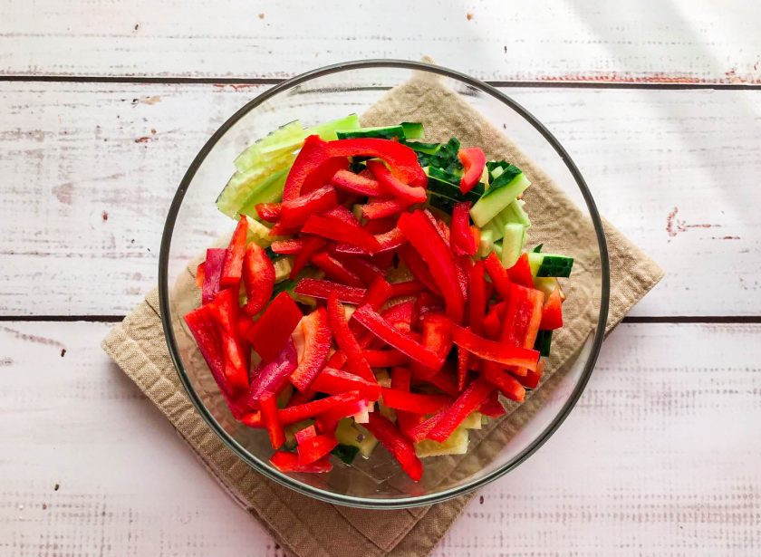 1. Этап. Салат София с копченым сыром: Болгарский перец помойте, удалите семена, нарежьте соломкой и добавьте к остальным ингредиентам.