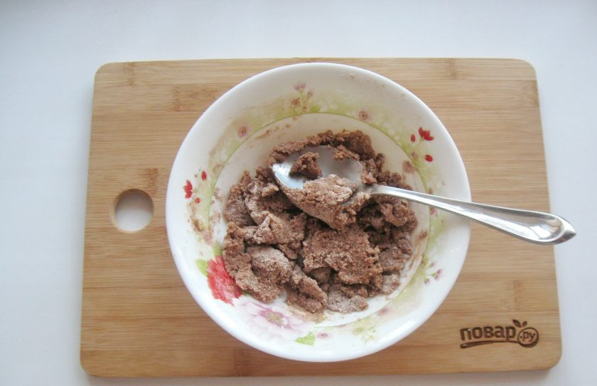 1. Этап. Профитроли с кракелюром: Перемешайте муку, какао, сахар и масло до консистенции гладкого теста.