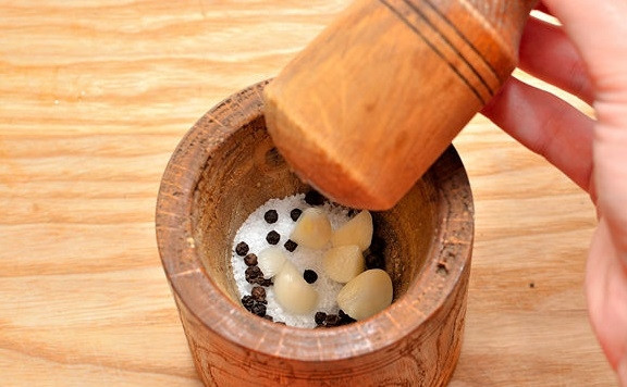 1. Этап. Стейк в винном соусе: 2. В ступке разбейте чеснок, перец горошком с солью.