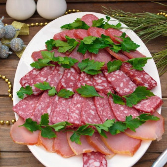 Мясная нарезка в виде ёлочки