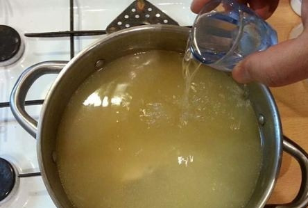 1. Этап. Уха по-царски: Вынимаем зелень, добавляем соль по вкусу и водку. Накрываем крышкой, и даем постоять 15-20 минут. Подаем уху, посыпав зеленью.