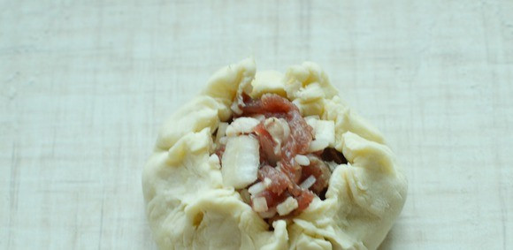 1. Этап. Вак бэлеш с рисом: Из теста раскатайте небольшие лепешки, вложите в середину начинку и защипните края. Самый центр оставляем открытым.