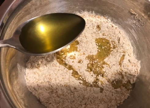 1. Этап. Быстрое галетное печенье с отрубями: 3. Добавляем 3 столовые ложки оливкового масла и снова перемешиваем.