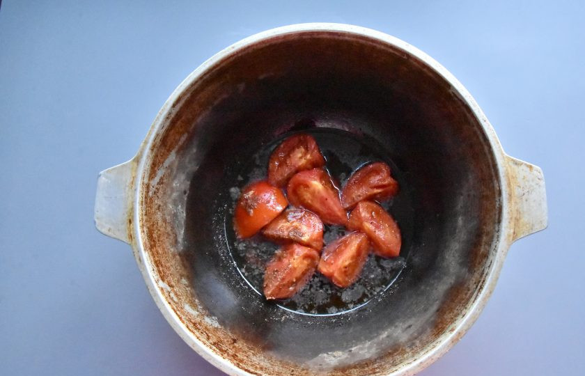 1. Этап. Ваджа для лагмана: В раскаленное масло выложите четвертинки томатов, обваленные в специях. Обжарьте со всех сторон до мягкости и переложите в миску.