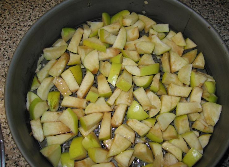 1. Этап. Шарлотка с маком и яблоками: Яблоки уложить в форму и залить половиной теста.