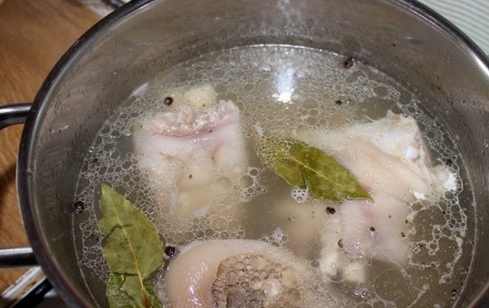 1. Этап. Холодец: Добавляем специи в кастрюлю с будущим холодцом. Продолжаем варить еще час.