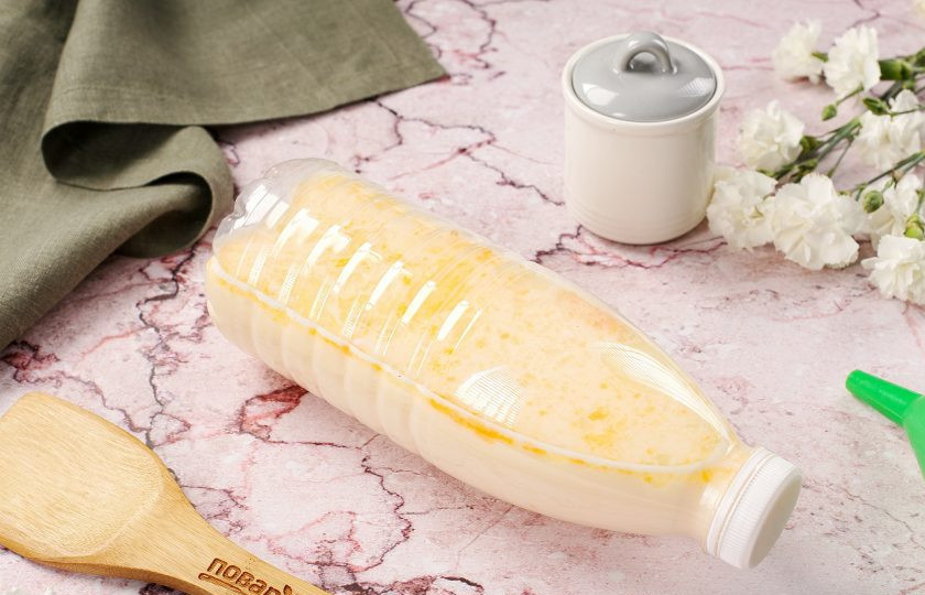 1. Этап. Блины в пластиковой бутылке на молоке: Налейте в бутылку молоко и растительное масло. Добавьте яйца, сахар и соль. Для удобства можно воспользоваться воронкой. Закройте бутылку крышкой и хорошо её потрясите.