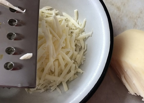 1. Этап. Песочный пирог с сыром: 4. Сыр натираем на среднюю или крупную терку.