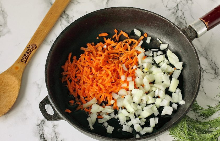 1. Этап. Тушеная картошка с копченой курицей: Тем временем лук нарежьте кубиками, морковь натрите на терке.